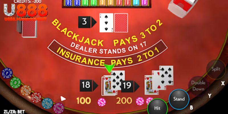 Blackjack yêu cầu người chơi cố gắng đạt tổng điểm gần hai mốt